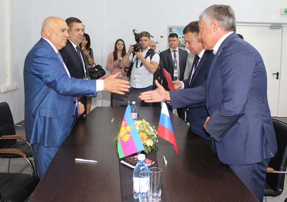 агрофирма луч. агрофирма луч старомышастовская. агрофирма луч старомышастовская. ооо агрофирма луч ярославская область. уборка поздних зерновых.